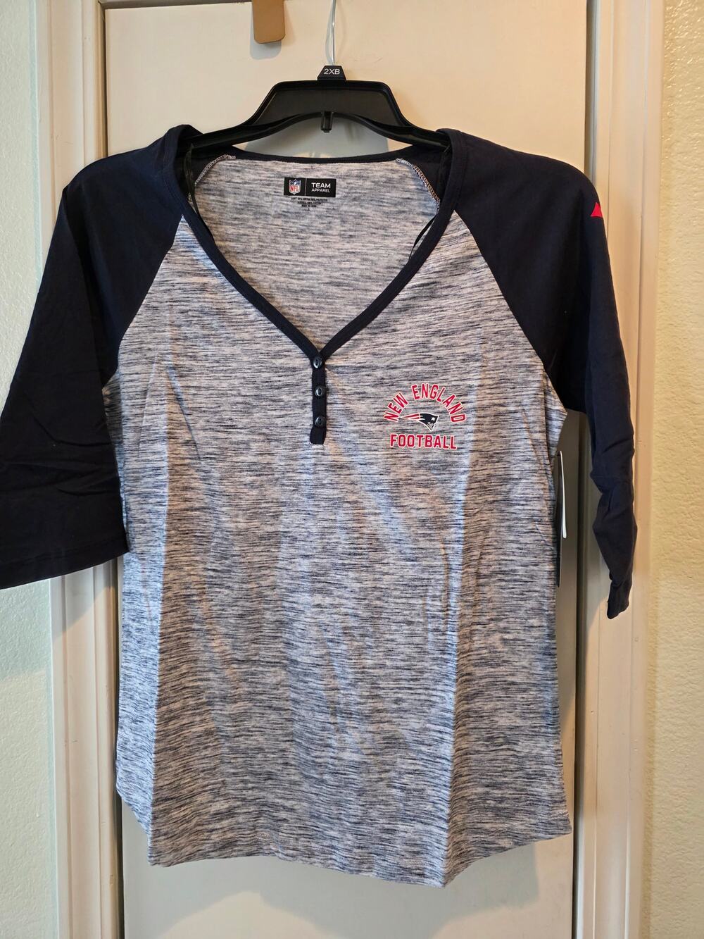 New England Patriots 3/4-sleeve space-dye raglan Henley t-shirt SIZE LARGE